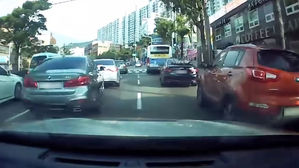 [영상pick] 일제히 길 터주는 차량들…7개월 아기 살린 부산 '모세의 기적'