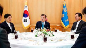 문 대통령 "경찰에 더 많은 수사자율성 부여…검찰은 사후 통제"