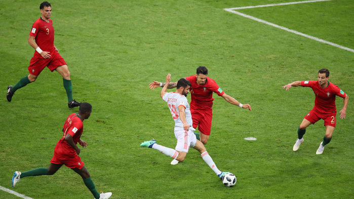 메인이미지  3 : 스페인 디에고 코스타가 15일(현지시간) 러시아 소치 피시트스타디움에서 열린 2018 러시아월드컵 B조 1차전 포르투갈과 경기에서 수비수 5명을 제치고 동점골을 터트리고 있다.