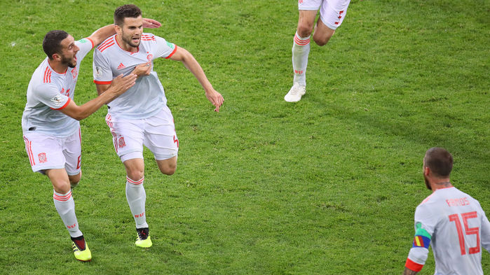 메인이미지  4 : 스페인 페르난데스 나초(왼쪽 두번째)가 15일(현지시간) 러시아 소치 피시트스타디움에서 열린 2018 러시아월드컵 B조 1차전 포르투갈과 경기에서 3-2로 앞서는 역전골을 터뜨린 뒤 동료들과 환호하고 있다.