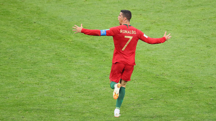 메인이미지  6 : 포르투갈 크리스티아누 호날두가 15일(현지시간) 러시아 소치 피시트스타디움에서 열린 2018 러시아월드컵 B조 1차전 스페인과 경기에서 해트트릭을 기록하는 프리킥으로 3-3 동점을 만든 뒤 환호하고 있다.