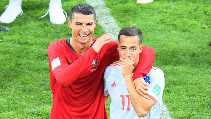 메인이미지  7 : 포르투갈 크리스티아누 호날두(왼쪽)가 15일(현지시간) 러시아 소치 피시트스타디움에서 열린 2018 러시아월드컵 B조 1차전 스페인과 경기에서 해트트릭과 3-3 동점으로 승부를 마친 뒤 스페인 루카스 바즈케즈와 이야기하며 미소짓고 있다.