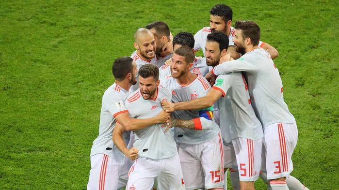 메인이미지  5 : 스페인 페르난데스 나초(왼쪽 두번째)가 15일(현지시간) 러시아 소치 피시트스타디움에서 열린 2018 러시아월드컵 B조 1차전 포르투갈과 경기에서 3-2로 앞서는 역전골을 터뜨린 뒤 동료들과 환호하고 있다.