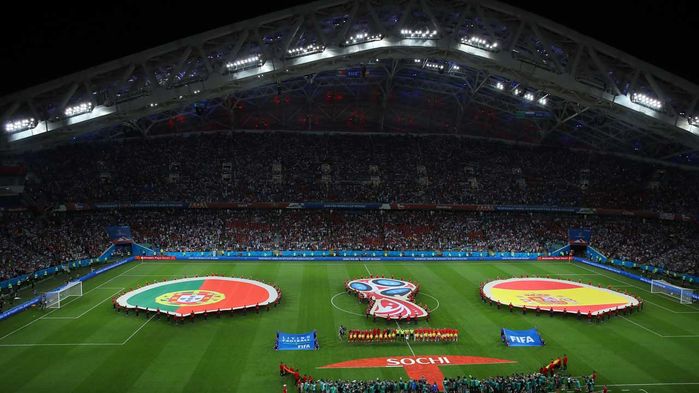 메인이미지  1 : 러시아 소치 피시트스타디움에서 열린 2018 러시아월드컵 B조 1차전 스페인-포르투갈 경기에서 각국 국가가 연주되고 있다