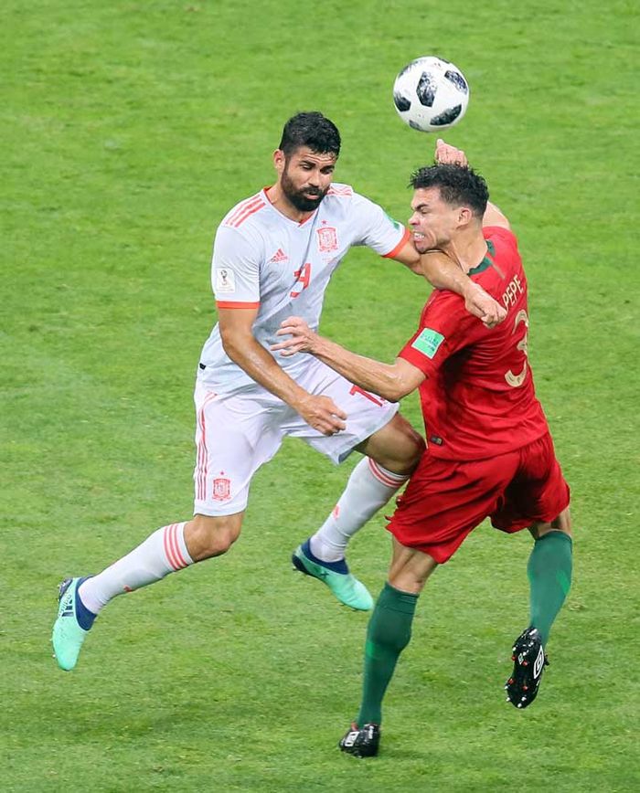 메인이미지  2 : 스페인 디에고 코스타(왼쪽)와 포르투갈 페페가 15일(현지시간) 러시아 소치 피시트스타디움에서 열린 2018 러시아월드컵 B조 1차전에서 공중 볼을 다투고 있다.
