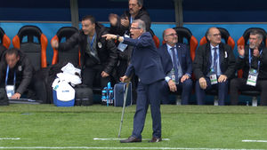 [영상] '2018 월드컵 최고령' 우루과이 감독의 목발 투혼