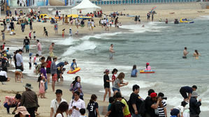 성큼 다가온 여름&hellip;전국 산&middot;바다&middot;축제장 '행락 인파'