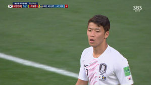 [영상][대한민국 : 스웨덴] 황희찬, 날카로운 문전 헤더&hellip;빗나간 '결정적 기회'