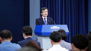 문 대통령 "제주 예멘 난민수용 문제 현황 파악" 지시