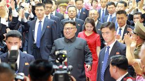 조선중앙TV, 김정은 3차 방중 영상 공개&hellip;시진핑에 "탁월한 수령"