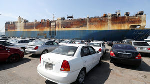 '불탄' 화물선에서 '안 탄' 중고차 꺼내기 악전고투