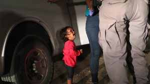 美 '눈물의 국경사진' 2살 소녀, 엄마와 함께 지내