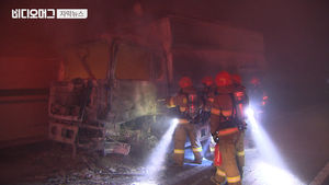 터널 안 트럭에서 불길 '긴박'&hellip;차 두고 뛰쳐나온 사람들