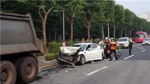 인천서 승용차 불법주차 트럭 들이받아…1명 부상