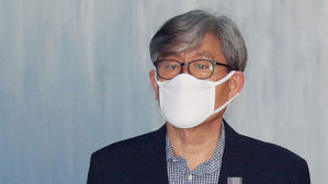 검찰 "원세훈, 공작금으로 빌린 호텔에 꽃배달 서비스 주문"