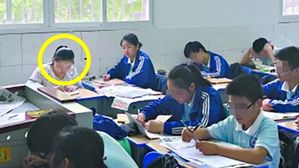 [뉴스pick] "아들 공부 위해서라면"…3년째 같은 교실서 수업 듣는 엄마