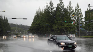 주말 장마&middot;월요일 태풍&hellip;사흘간 곳곳 400㎜ 이상 비 퍼붓는다