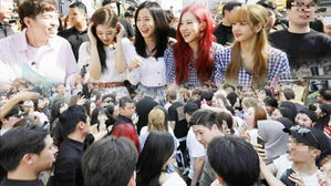 [SBS Star] VIDEO: Fans Go Wild at BLACKPINK's Appearance in Hongdae