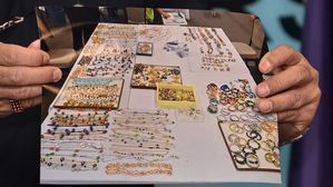 '비리 의혹' 말레이 前 총리 압수품 감정해보니…3천억 원 육박