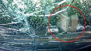 [제보영상] "쾅!"…주차된 차량 유리창 위로 갑자기 떨어진 의자