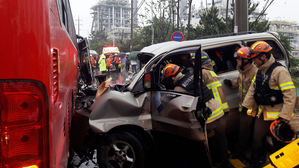 울산서 빗길 통근버스-승합차 충돌&hellip;1명 사망&middot;11명 다쳐