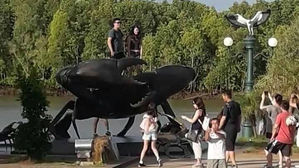 '못말리는 中 관광객' 태국 관광지 조형물에 올라가 셀카&hellip;비난 빗발