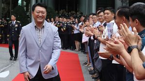 이철성 경찰청장 퇴임…"너무나 복이 많았고 큰 영광"