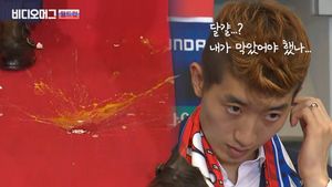 축구 국가대표팀에게 '엿 먹어라' 고성에 달걀 투척까지?!