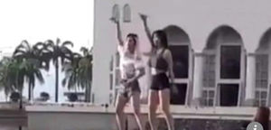 이슬람사원서 '핫 댄스' 중국 여성, 말레이서 추방당했다