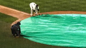 방수포 직접 펼친 린드블럼, 간절함으로 10승 고지 점령