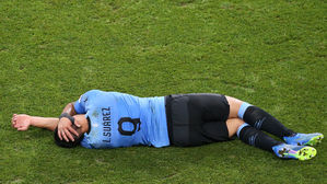 [영상][우루과이:포르투갈] 등 밀쳤는데 머리 부상?…드러누운 수아레스