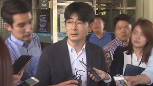 [고현준의 뉴스딱] 사의 밝힌 탁현민&hellip;"첫눈 오면 놓아주겠다" 붙잡은 靑