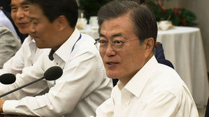 문 대통령, 업무 복귀…"과로 사회 벗어나 가족과 함께"