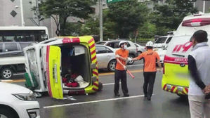 [고현준의 뉴스딱] 달리던 구급차 들이받은 승합차…과실 여부 판단 주목