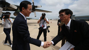 통일 농구 선수단 평양 도착…北 "열렬히 축하"
