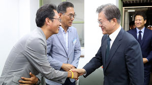 문 대통령, 양대 노총위원장에 "의견 달라도 대화는 계속해야"