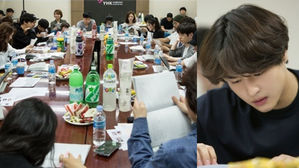[SBS Star] Yang Se Jong Spotted Reading the Script for His New Romance Drama