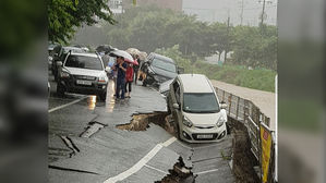 [제보컷] 폭우에 속절없이 무너진 도로…주차된 차량도 함께 밑으로 '푹'