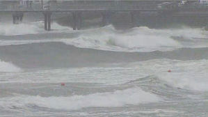 땅 꺼지고 물탱크 날아가고&hellip;부산&middot;경남 비 피해 속출