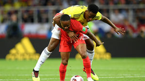 [영상][콜롬비아:잉글랜드] 경기 중에 어부바?&hellip;미나, 스털링 상대로 '밀착 수비'