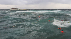 인도네시아서 130명 탄 여객선 좌초&hellip;"26명 사망"