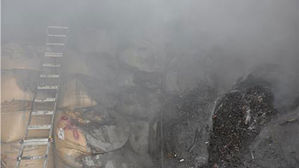 폐알루미늄가루 창고서 불…폭발 가능성에 모래로 이틀째 진화