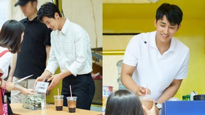 [SBS Star] TVXQ! U-KNOW Yunho & Son Ho Jun Make Coffee for Passersby