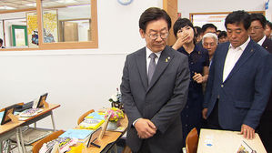 [수도권] '4·16 기억교실' 방문한 이재명…"잊지 않겠습니다"