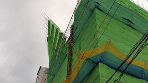 인천 신축 상가건물 외벽 가림막 강한 바람에 휘어져