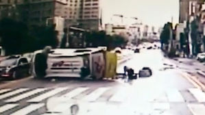 환자 이송 중 신호위반 사고 낸 구급차 운전자 결국...