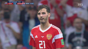 [영상][러시아:크로아티아] 예로힌, 홈 팬 성원에 힘 입은 헤더&hellip;아쉽게 빗 맞아