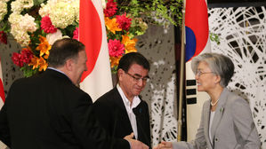 강경화, 아베 만나 "북핵문제 공조"