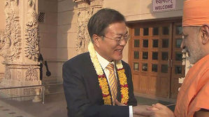 문 대통령 인도 삼성 공장 준공식 참석…이재용 첫 만남 눈길