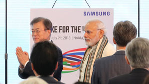 문 대통령, 삼성공장 도착…이재용 부회장이 영접